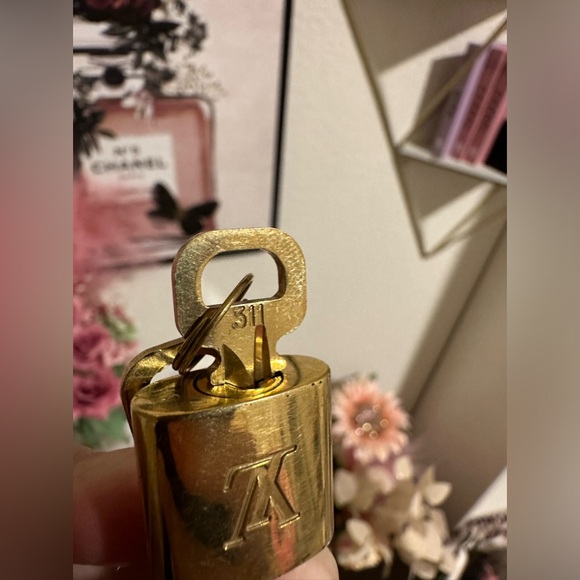 Louis Vuitton lock and key with unbranded gold chain double wrapped, original - Picture 8 of 14